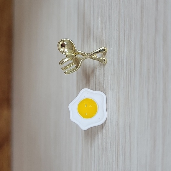 BREAKFAST TIME STUD EARRINGS - Picture 1 of 8